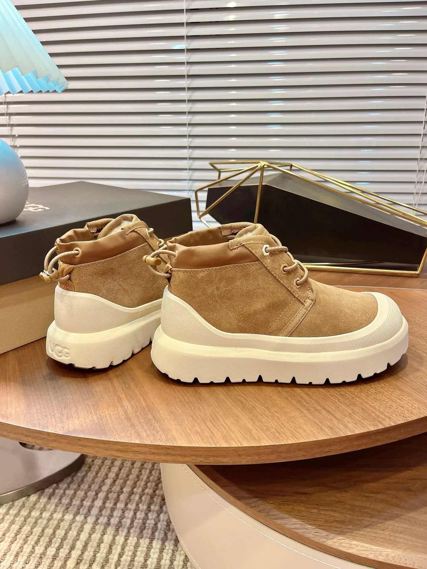 【UGG】 P: 560💰 Couple shoes Size: Women’s size 35-40 / Men’s size 40-44 UGG Tasman Weather Hybrid slip-on snow boots👢 Wang Yibo's same style 👏 adds a large orange sole to the classic Tasman shoe style, functional color contrast design, environmentally friendly waterproof and snowproof material, which has both fashionable and functional attributes. At the same time, it is paired with the new UGG furry shoes Keen's furry color-blocking jacket. Bright orange and maroon collide to create a new light outdoor style and open up a new travel experience in early autumn! Using the best materials, the 17mm fur integrated surface is warmer and breathable, and the outsole is upgraded to a lightweight and wear-resistant light wing technology outsole!